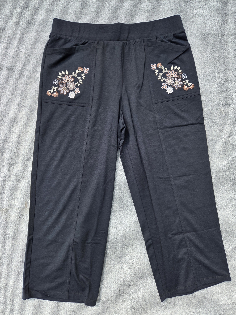 NWOT LOGO Life by Lori Goldstein Black Floral Embroidered Cropped Pants Size-Med